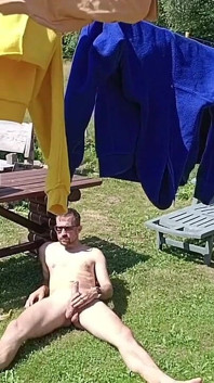 În timp ce atârna rufe