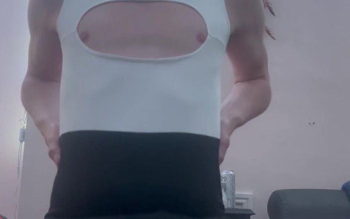 Sissy_boyyyy: Minha primeira provocação em minhas meias e vestido sem virilha