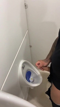 Piscio e sega nel bagno