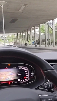 Melancap dalam kereta di jalan yang sangat sibuk o o risiko besar