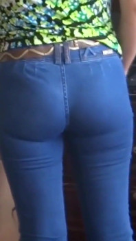 Mi esposa mostrando su gran culo