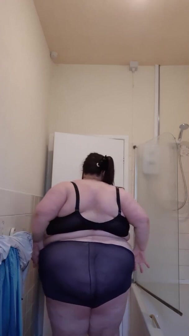 SSBBWLadyBrads: SSBBW provoca prima della doccia