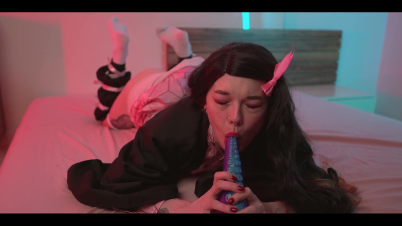 Karneli Bandi: 그녀의 젖은 구멍을 훈련하는 Nezuko를 지켜봐
