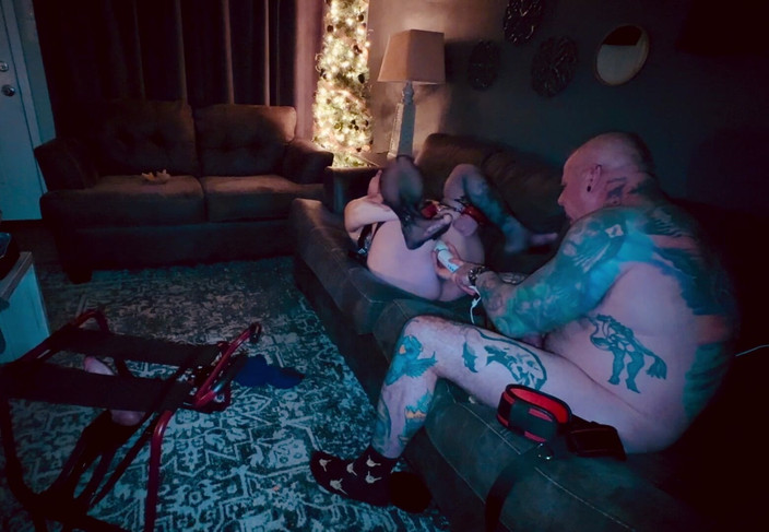 KingDom24: Aku lagi asik nyepong dan ngentot dildo ukuran XL