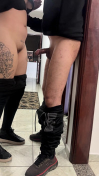 Compañeros de trabajo se conectan y tienen sexo en el pasillo de la compañía