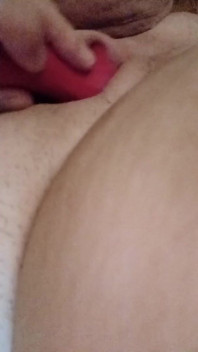 Pelacur cantik bermain dengan vaginanya