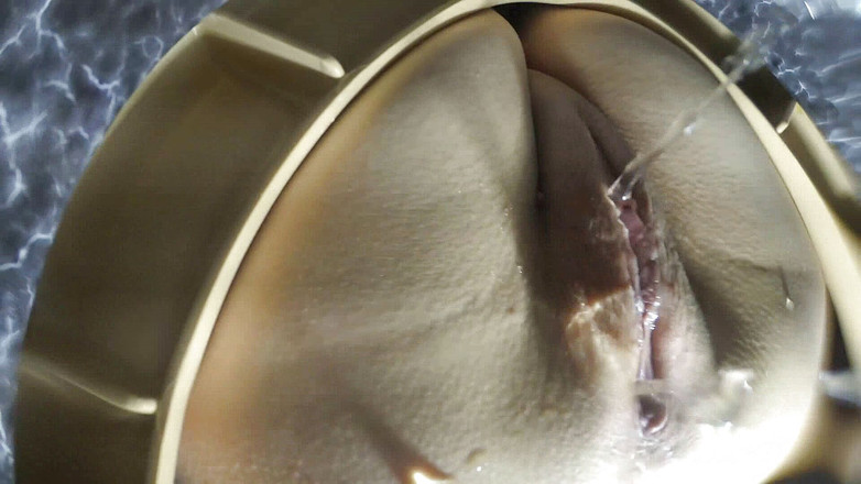 SexyFairyTale: Dívka čůrá na záchodě