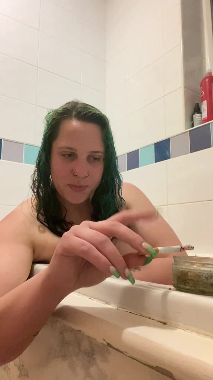 Goddess Kinx: Smokey Bath Time