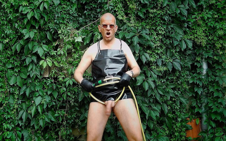 The Horny Rubber Gardener 26 (wet Play and Piss) (GERMANE_XL)
