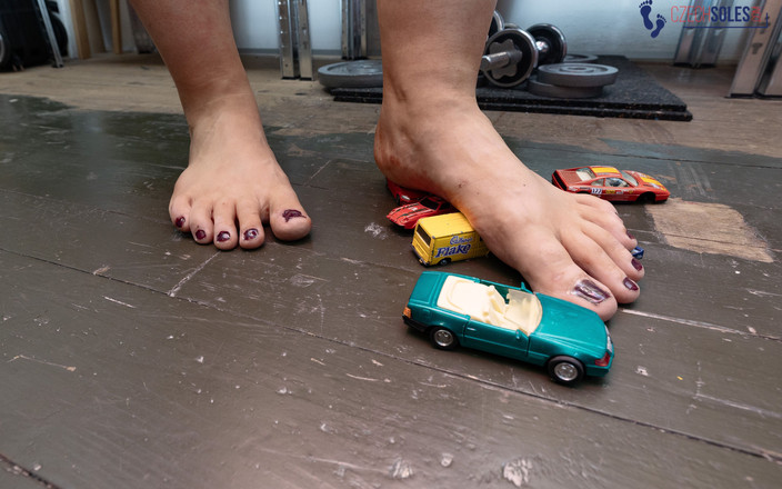 Czech Soles - foot fetish content: Punto di vista BBW enorme la schiacciatrice in sneakers e...