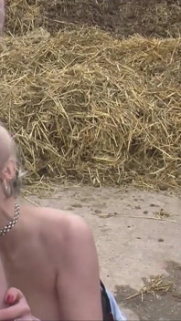 Německá farmářka kouří a má venkovní sex