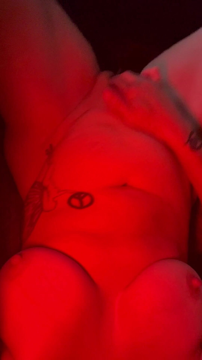 littleanda: Aku lagi asik fingering memekku sendirian di rumah - pov
