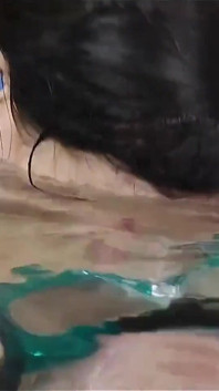 kaamuk paani ke niche sans pakar lesbiyan gand chudaee, munh aur choot ka khel