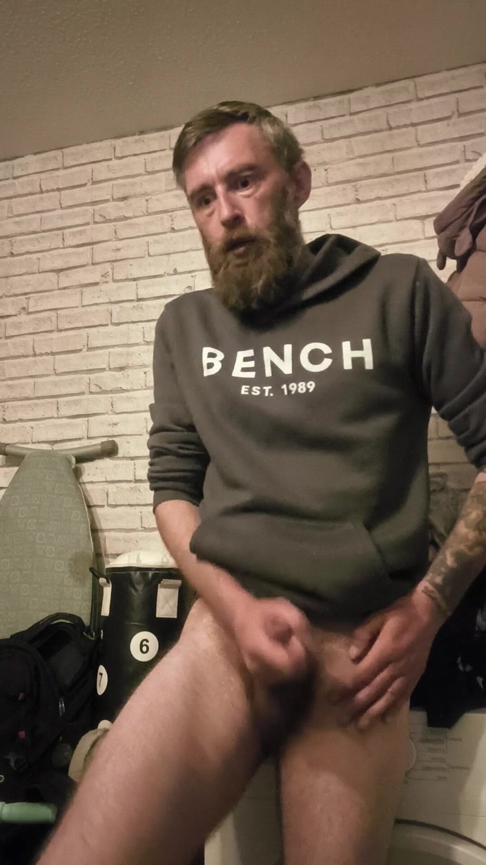 Smoking stoker: Je masturbe ma grosse bite bien dure et je fume