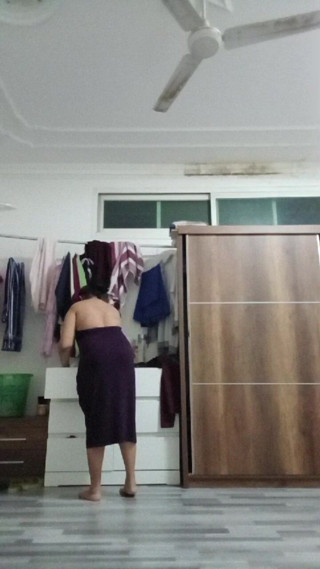 Xxxslf: Sie wechselt das kleid