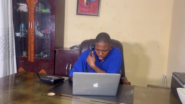 Prettypussy102: 상사와 섹스하는 배달 소녀