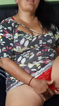 O găsesc pe soacra mea masturbându-se, iar eu îi mănânc vaginul matur