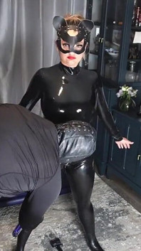 ลองชุดยาง Catsuit เฟมดอมยั่วๆ