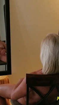 La erótica milf en el espejo