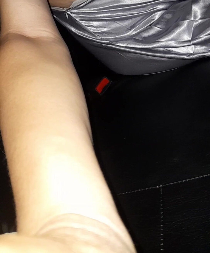 Naomisinka: 차에서 은색 새틴 롱 드레스를 입고 자위