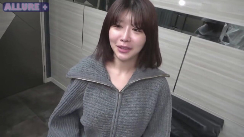 A case of fling: 첫 번째 촬영 - 박탈 된 사무실의 아름다움이 그녀의 곡선을 보여주고 반복해서 절정에 도달