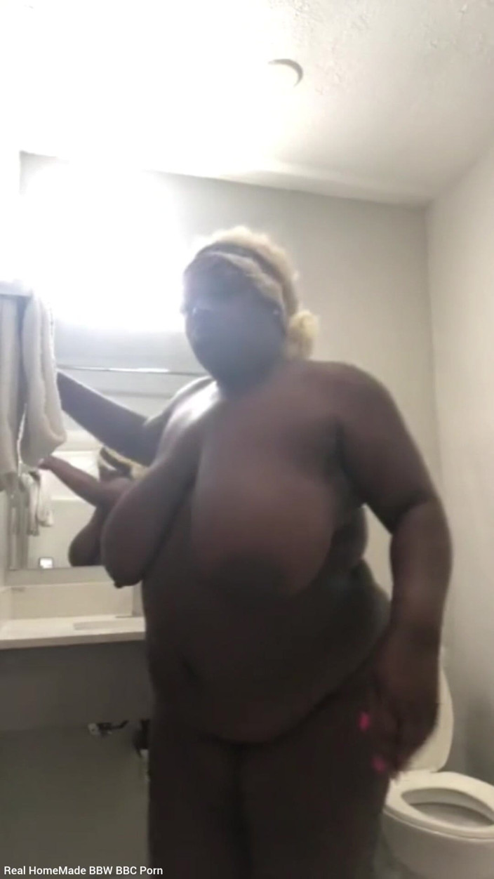 Super sexy ebony cuties: Extendiendo mi coño meando en el baño del hotel
