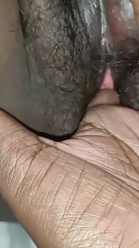 Memek istri di-fingering sama saudara tirinya sendiri -6