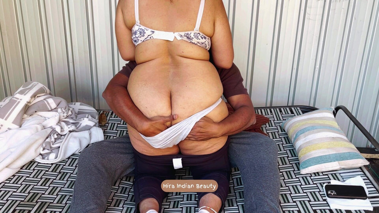 Hot 365 Entertainments: Круглу дупу товстої тітоньки дезі пестять пальцями на відкритому повітрі! Ризикований сільський роман гарячої тамільської пари