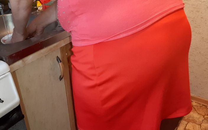 Lesbian-candys: Jag rycker iväg till min granne i köket medan hon...