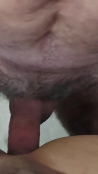 Táta a mladý chlapec si užívají