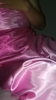 Masturbação com gozada vestindo cetim rosa brilhante e vestido longo escorregadio