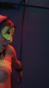 Pesta seks liar tante seksi dengan masker lagi asik nyepong kontol sampai tenggorokan