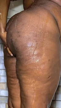 L’heure De La Douche Pour Une Grosse Maman