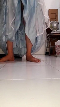 Un travesti asiatique jouit dans une robe de mariée en satin