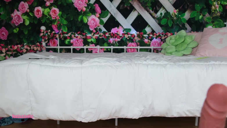 Destination Kat: अपनी गर्लफ्रेंड की पार्टी में चुपके से