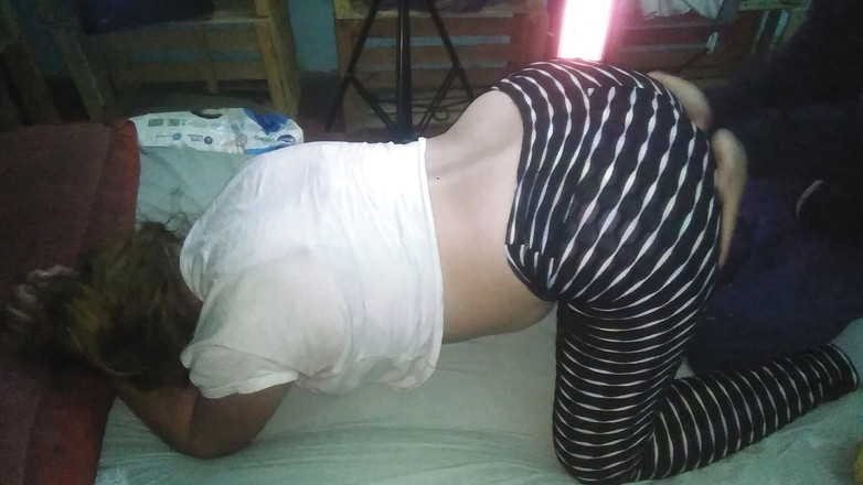 Fitcure1: 在炉子边，我脱下她的裤子，我把她的丁字裤拉起来，我们做爱