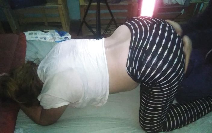 Fitcure1: स्टोव के बगल में मैंने उसकी पैंट नीचे खींची, मैंने उसकी थोंग को ऊपर खींचा और हमने चुदाई की