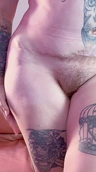 Cowgirl al contrario cavalca un dildo
