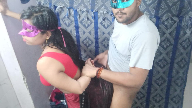 Hindi-Sex: Soțul sosește acasă la soția indiană cu țâțe mari în nimic altceva...