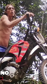 Cowok muda langsing dan seksi lagi asik mainin motor barunya sambil ngentot lubang pantatnya lebar-lebar