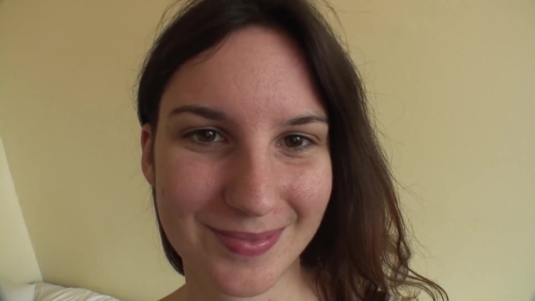 Toy Sluts: Amatorskie brunetka pokazuje swoje rzeczy