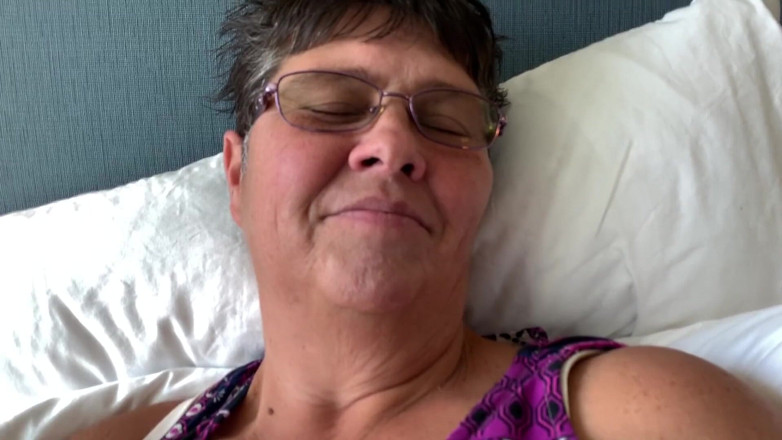 DripDrop Productions: DRIPDROP: Oma T lutscht den lieferjungen