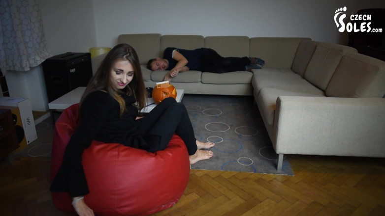 Czech Soles - foot fetish content: pair haavi daayan ki buraee jaadoo ke tahat!