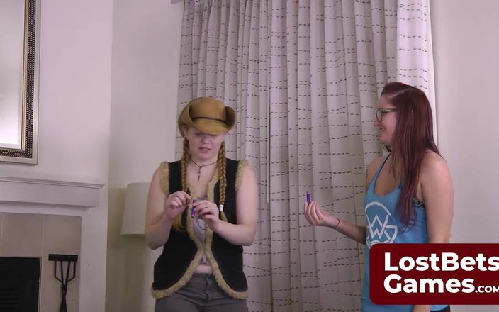 Lost Bets Games: Julie và sassy khuôn mặt off trong một cơ thể...