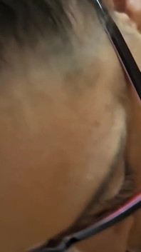 Safada nerd chupando um pau