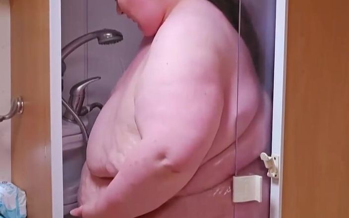 SSBBW Lady Brads: Naakt douchen in een caravan