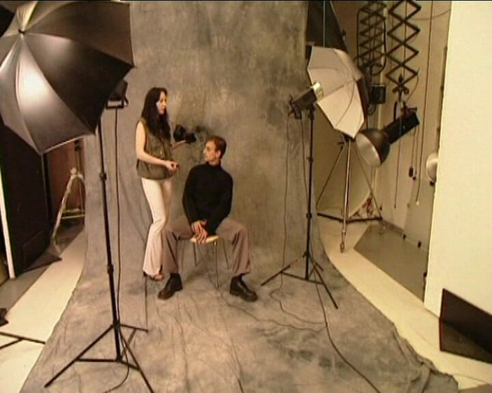 Euro Blue Movies: Photoshoot - Model dikongkek oleh kamera wanita
