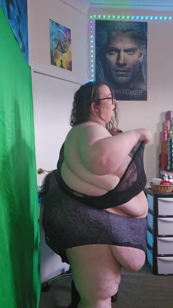 SSBBWLadyBrads: Давай раздеваемся и танцуем жиробасина