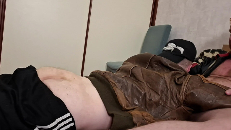 KinkySirius: Deri ceketli ve spor gömlekli bir gopnik, deri ceketli güçlü...