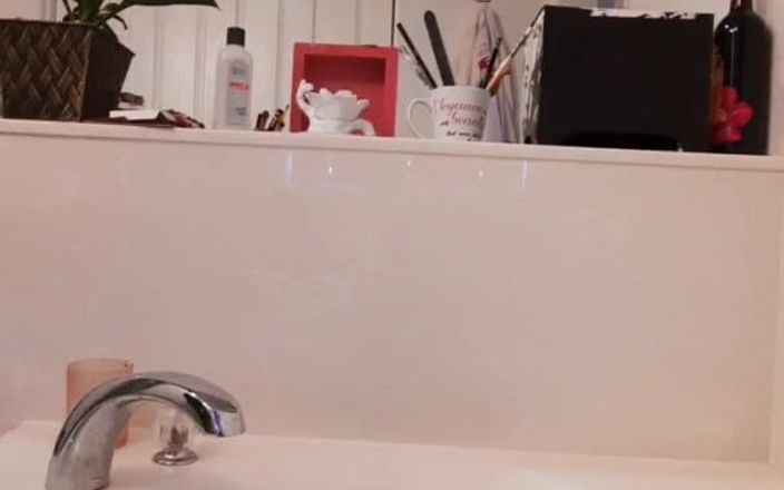 Ts Zoey: 내 여동생의 아름다운 큰 욕조에서 목욕